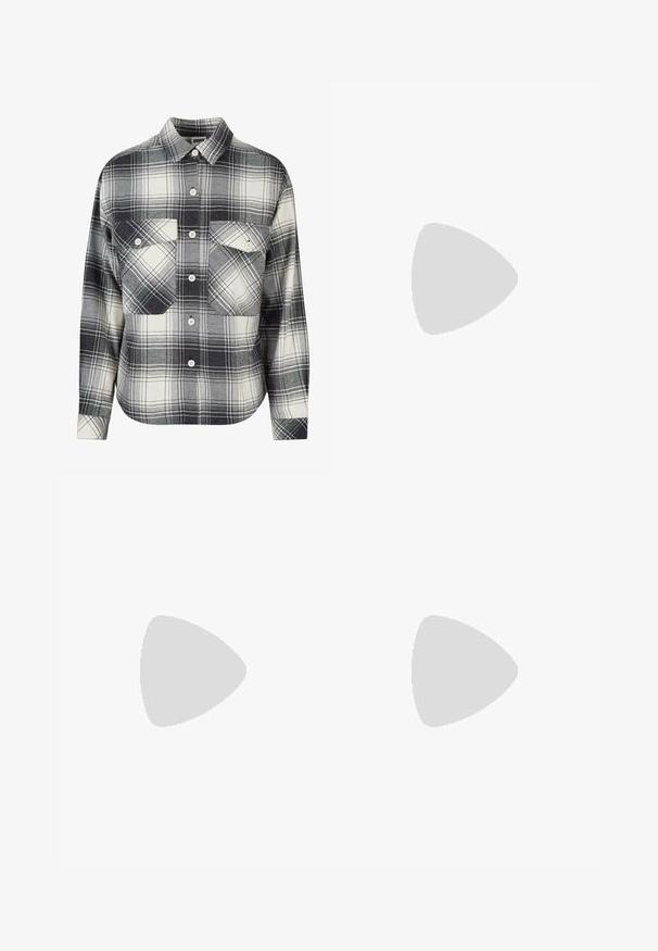 Koszula w kratę z flaneli w kolorze czarnym, białym i szarym. Posiada zapięcie na guziki, dwie kieszenie na piersi oraz długie rękawy z guzikami przy mankietach.; Czarne spodnie o prostym kroju, z przednimi kieszeniami i bocznymi rozcięciami na dole. Wykonane z miękkiego, gładkiego materiału. Odpowiednie na różne okazje.; Czarne lakierowane sandały na obcasie z kwadratowym noskiem, z paskami wokół kostki i srebrnymi klamrami. Posiadają masywny słupek dla stabilności.; Czarna skórzana torba tote o gładkiej fakturze, prostokątnym kształcie i dwóch długich uchwytach. Brak widocznych elementów metalowych i ozdób.