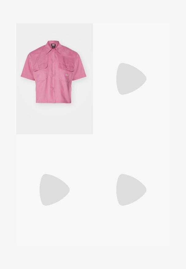 Dickies WORK CROPPED - Blúzka so zapínaním na gombíky - mellow mauve; Čierne široké nohavice vyrobené z odolnej bavlny. Obsahujú zapínanie na gombík a bočné vrecká. Majú hladkú textúru a presne strihaný vzhľad.; Ružové semišové tenisky so zelenými pruhmi, bielymi akcentmi a hnedou gumovou podrážkou. Obsahujú textúrovanú tkaninu a logo na boku.; Zlaté kruhové náušnice, tenké a okrúhleho tvaru, s hladkým kovovým povrchom a bez ozdôb alebo vzorov.