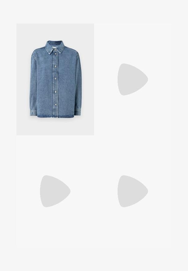 Denim košulja svijetloplave boje s dugim rukavima, prednjim kopčanjem na dugmad, šiljastim kragnom i opuštenim krojem. Meka tekstura s minimalnim detaljima šivanja.; Svijetloplave traperice s flared nogavicama, visokog struka, s pet džepova i jednim dugmetom za zatvaranje. Mekani materijal s izblijedjelim izgledom.; Crne lakirane kožne sandale s otvorenom petom i špicastim vrhom, s geometrijskom blok petom. Imaju elegantan, minimalistički dizajn i glatku teksturu.; Crna kožna torba za nošenje s glatkom teksturom, pravokutnim oblikom i dvije duge ručke. Nema vidljivih metalnih dijelova ili ukrasa.