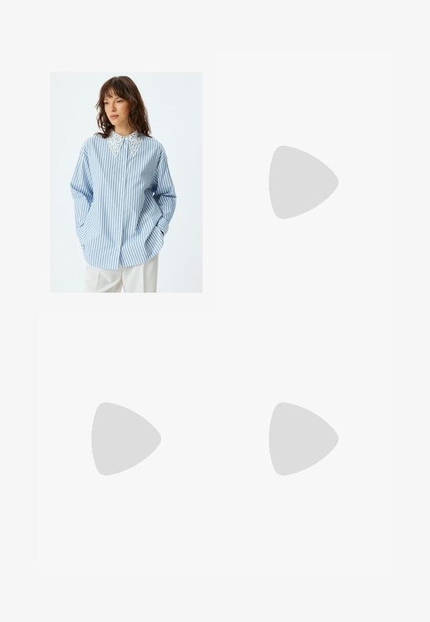 Lichtblauw en wit gestreept overhemd met een decoratieve witte kanten kraag. Heeft lange mouwen en een ontspannen pasvorm.; Witte hoge taille jeans met een ruime pijp, gemaakt van denim; heeft vijf zakken, koperen klinknagels en een ritssluiting.; Witte sandalen met drie verstelbare gespen, een gestructureerde voetbed en een zwarte rubberen zool, die een minimalistisch ontwerp en open teen tentoonstellen.; Bruine leren handtas met een conische vorm, stevige handvatten en contrasterende witte stiksels. Heeft een afneembare schouderband voor veelzijdigheid.