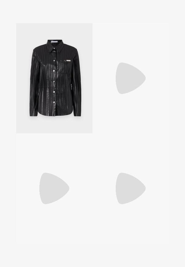 Schwarze, glänzende Hemd mit vertikaler Ripp-Textur, langen Ärmeln, spitzem Kragen, durchgehender Knopfleiste und einer kleinen Brusttasche.; Schwarzer, plissierter Midirock mit einem glatten, elastischen Bund und einer durchsichtigen Überlagerung, die feine vertikale Falten im gesamten Stoff aufweist.; Schwarze Lackleder-Pumps mit hohen Absätzen, spitzer Zehenform und schlanker Silhouette, mit offenem Rücken und schlankem Stiletto-Absatz.; Marineblaue Leder-Clutch mit Krokodilstruktur, silberner Kettenriemen und metallischem Verschluss. Rechteckige Form mit Umschlagdesign.