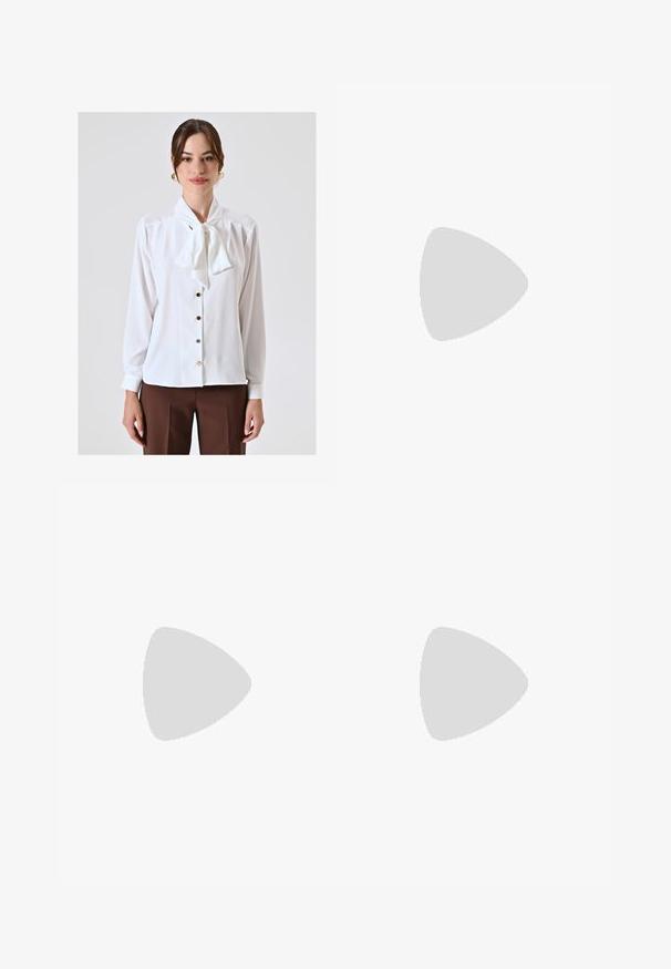 Weiße Bluse mit einer Schleifen-Kragen, langen Ärmeln, Knopfleiste und dezentem Glanz. Verfügt über hellfarbige Knöpfe und einen glatten Stoff. ; Langärmliges braunes Kleid mit einem strukturierten Oberteil und tailliertem Bund, das in einen plissierten, ausgestellten Rock übergeht. Rundhalsausschnitt, keine sichtbaren Beschläge.; Schwarze High Heels Sandalen mit schlanken Riemen, minimalistisches Design, spitze Zehenpartie und kleinem Stiletto-Absatz. Glatte Ledertextur.; Braune geflochtene Lederhandtasche mit einem geschwungenen, geknoteten Griff und einem Reißverschluss. Glatte Textur und runde Form.; Goldfarbene Steckerohrringe mit einer glatten, polierten Oberfläche und einer tropfenförmigen Form, die das Licht reflektieren und für ein glänzendes Finish sorgen.