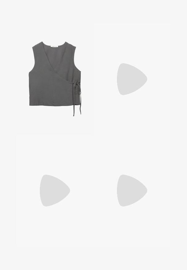 Šedý bezrukávový zabalovací top vyrobený z lehké látky, s výstřihem do V a detailem zavazování na boku. Hladká textura, jednoduchý design.; Bershka WIDE-LEG - Wide leg - black; Bershka Sandály na vysokém podpatku - black; Černá lakovaná kožená kabelka s křivkovým tvarem, jedním ramenním popruhem, předními kapsami a stříbrnými kovovými detaily.