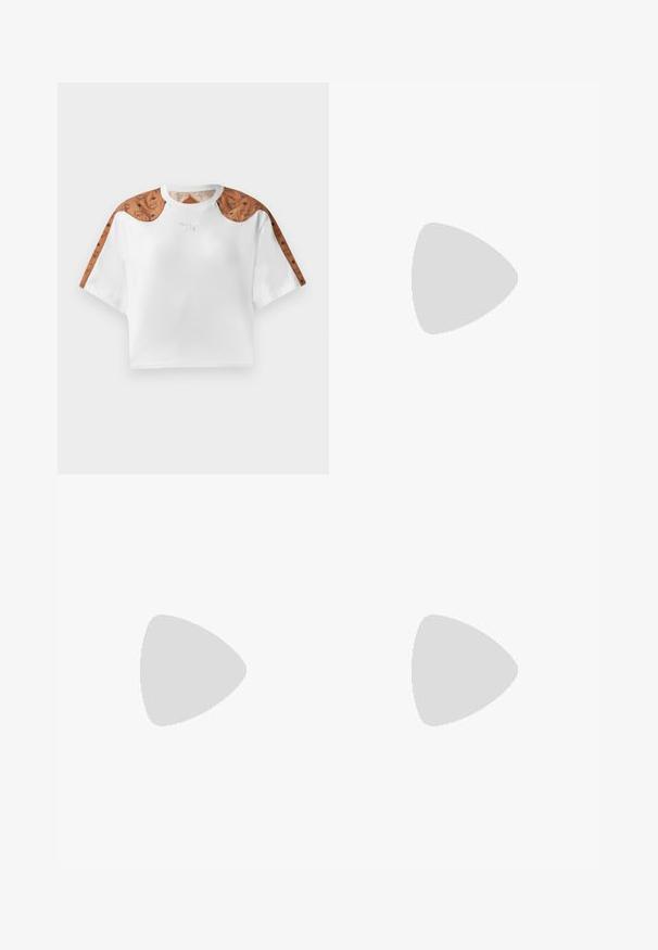 Geknipte witte t-shirt met korte mouwen, voorzien van bruine patronen op de schouders en een klein zilveren logo aan de voorkant.; Zwarte wijde broek met een gladde textuur, voorzien van een hoge tailleband en middelste plooien. Geen zichtbare patronen of hardware-details.; Stuart Weitzman EMILIA MARY JANE FLAT - Ballerina's met enkelbandjes - black; Zwarte leren emmer tas met een gestructureerde afwerking, gouden hardware accenten en een open bovenkant. Heeft een korte handgreep en een verstelbare schouderriem.