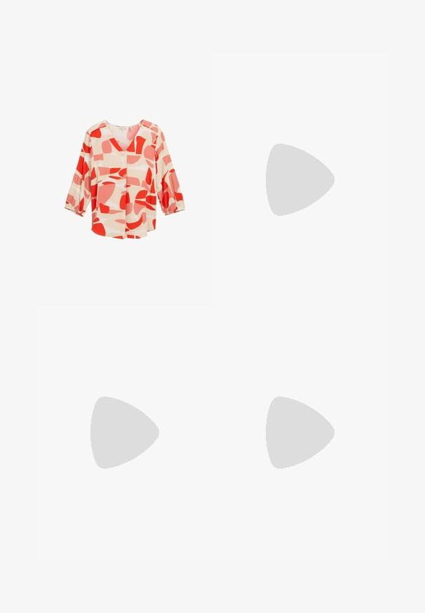 Blouse à motif abstrait rouge et pêche avec un col en V, des manches trois-quarts et des détails de boutons, fabriquée en tissu léger.; Pantalons palazzo en satin couleur crème avec des motifs géométriques noirs brodés le long de l'ourlet. Présente une texture lisse et une silhouette ajustée.; Escarpin en cuir beige à talon carré avec un bout pointu, bord noir le long de l'ouverture, et une fine bride arrière réglable avec des accessoires en or.; Sac à main en cuir crème avec une forme de croissant, quincaillerie dorée, accents noirs et une bandoulière amovible. Présente un détail en chaîne et une étiquette.