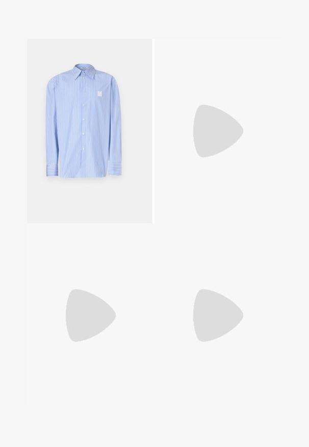 Camisa a rayas azul claro hecha de algodón, con cuello puntiagudo, cierre frontal de botones y logo bordado de la 'N'. Mangas largas con puños.; Jeans de mezclilla azul de pierna ancha con cintura alta, que presentan un desgaste sutil, cinco bolsillos y un cierre de botón metálico en la parte delantera.; Mocasines de cuero negro con un upper textil decorativo en verde y blanco. Presentan un acento de cadena dorada y suela texturizada negra.; Bolso negro de forma rectangular, hecho de material suave. Cuenta con una cremallera superior, una correa ajustable y texto blanco: "HAN KJØBENHAVN."