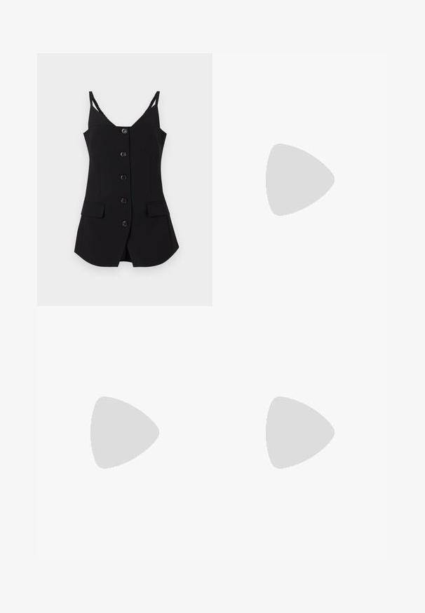 Top negro sin mangas con escote en V, seis botones frontales, dos bolsillos laterales y tirantes texturizados. Tela suave con un corte entallado.; Pantalones blancos a medida con cintura alta, doble pinza en el frente y perneras anchas con dobladillos doblados. Elaborados con una tela suave y texturizada.; Zapato slingback de cuero negro con punta afilada, tacón pequeño y detalle de hebilla decorativa en la parte superior. Textura suave, diseño minimalista.; Bolso cruzado de cuero negro con dos bolsillos frontales, hebillas doradas, cierre de cremallera y una correa delgada. Superficie texturizada y forma rectangular compacta.