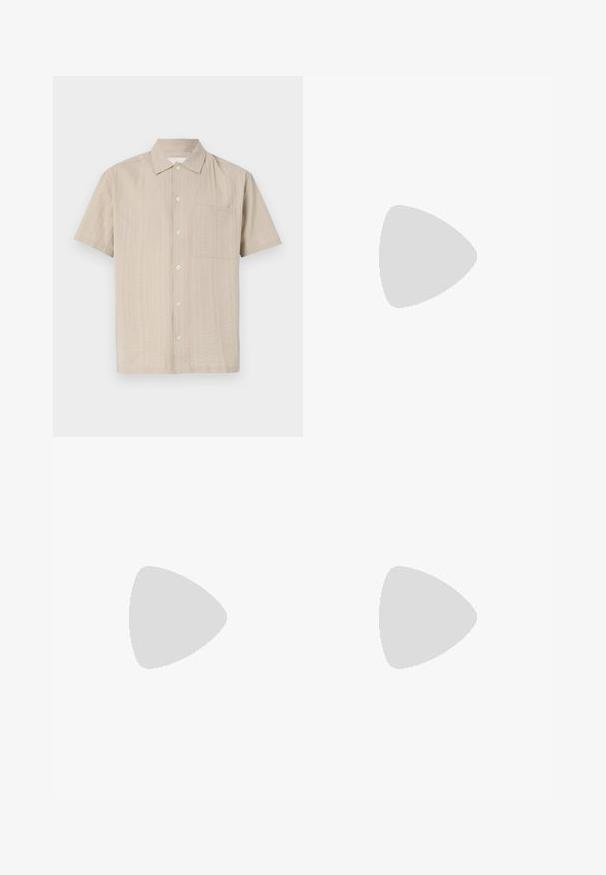 Camicetta a maniche corte in tessuto beige chiaro con un motivo texturizzato, chiusura con bottoni e taschino applicato sul lato sinistro del petto. Design del colletto classico.; Pantaloni in denim grigio scuro con una vestibilità ampia, caratterizzati da sottili motivi marmorizzati e dettagli in metallo. Design a cinque tasche.; Sneaker in suede nero con striscia laterale bianca e logo dorato. Presenta una suola in gomma con un motivo testurizzato. I lacci sono neri e piatti.; Occhiali da sole neri con montatura grande e angolare e lenti scure, accompagnati da una custodia in microfibra nera con un logo.