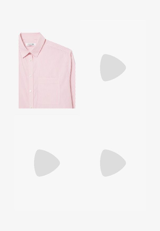 Camicia a righe con strisce verticali rosa e bianche. Presenta un colletto, una tasca e una morbida texture del tessuto. Etichetta: Lacoste Taglio Oversize.; Pantaloni neri a gamba larga con una texture liscia, dotati di una vita elastica con l'etichetta "Calvin Klein" in testo bianco. Design minimalista.; Scarpa con tacco alto in pelle nera, con punta affusolata, texture liscia e tacco rastremato. Design minimalista, senza ulteriori decorazioni.; Calvin Klein LINEAR CAMERA BAG - Borsa a tracolla - black