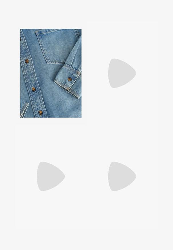 Camicia in denim azzurro chiaro con chiusura a bottoni, una tasca sul petto e bottoni marroni. Il tessuto ha una consistenza liscia con un leggero effetto sbiadito.; Pantaloni neri a gamba dritta, con tasche frontali e spacchi laterali all'orlo. Realizzati in tessuto morbido e liscio. Adatti a diverse occasioni.; Sandali con tacco oro metallici caratterizzati da un design a strisce, tacco quadrato e cinturino regolabile alla caviglia con fibbia. Texture liscia.; Borsa a tracolla nera in pelle con una forma curva, manico rimovibile e accessori dorati. La borsa presenta una patta con un dettaglio a fibbia.