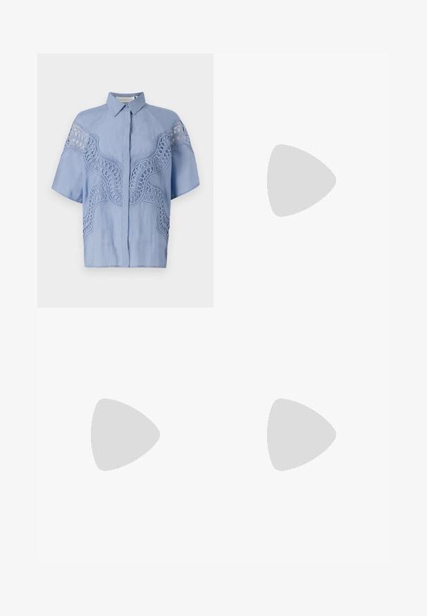 Lyseblå kortermet bluse med knappestilling foran. Har intrikate broderte detaljer og utskjæringer over skuldrene og brystet.; Sorte vide bukser med et cremet blomster mønster. Fremstillet af letvægtsstof, med en glat tekstur og en høj talje.; Svart treningstsko med teksturert mesh-overdel, med en kobberfarget mellomsåle, polstret såle og snøringer for sikker passform.; Svart håndveske med strukturert form, jevn tekstur og metallisk lås. Kombinert med brede svarte bukser og sandaler med åpen tå på tregulv.