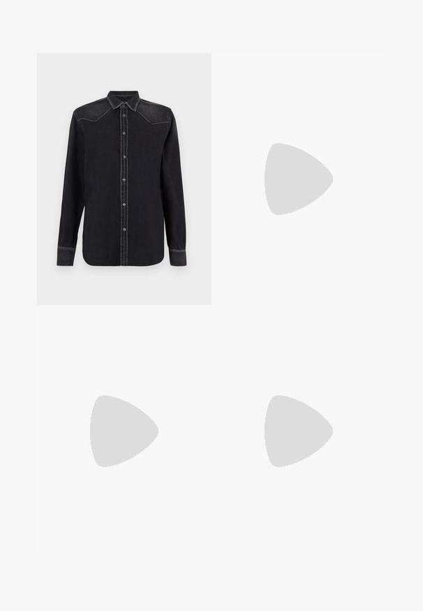 Replay SHIRT - Blusa com botões - black; Jeans de ganga cinza escuro com corte de perna reta, design de cinco bolsos e desbotamento sutil. Costura reforçada e detalhes em metal.; Botas de tornozelo de couro preto com detalhe de atacadores, sola de plataforma elevada e leggings pretas texturizadas, usadas com um trench coat bege claro.; Bolsa tote preta em couro com textura lisa, forma retangular e duas alças longas. Sem hardware ou enfeites visíveis.