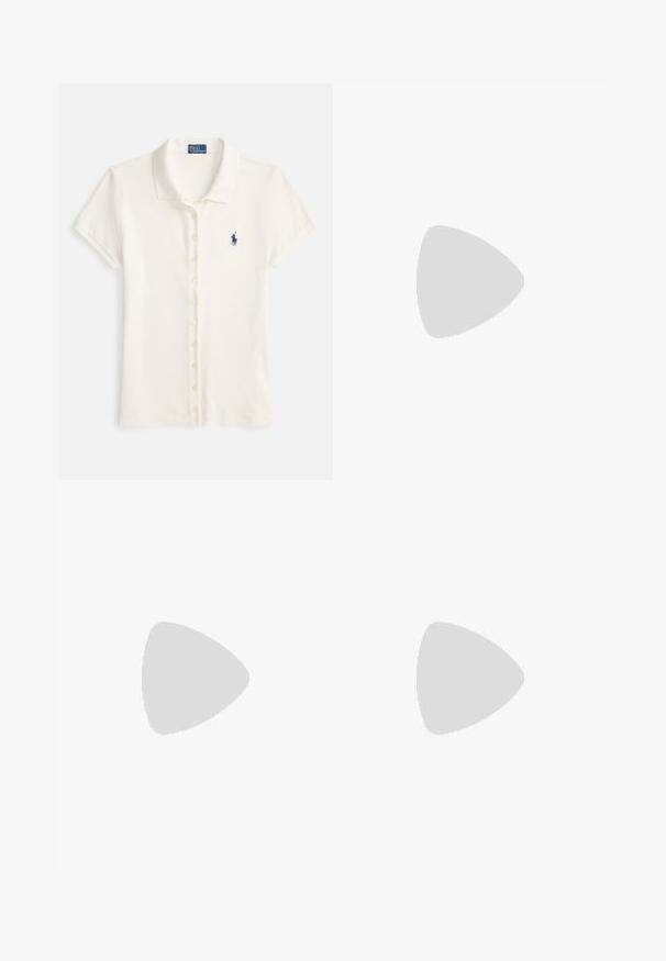 Polo de algodão off-white com mangas curtas, gola e pala de botões. Apresenta um pequeno logótipo azul-marinho no peito.; Jeans de perna larga em denim off-white. Design de cintura alta com fecho de botão, dois bolsos frontais e detalhes de costura em contraste.; Mocassins de couro preto com uma sola robusta, apresentando um detalhe em tom dourado na parte da frente e um acabamento suave. Design de solado com cravos robustos.; Bolsa crossbody de couro texturizado castanho com alça de corrente dourada e fecho com aba. A parte da frente apresenta detalhe do logótipo e um bolso sob a aba.