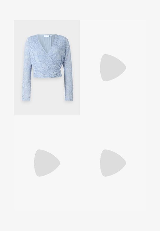 Lyseblå blondecropped topp med V-hals, lange ermer og innpakningsdesign. Har intrikate blomster mønstre og en glatt innerfôr.; Lyseblå vide jeans laget av denim, med høy midje, fem lommer og synlige sømmer langs sømmene.; Svarte patentlær slingback hæler med spiss tå og geometrisk blokk hæl. Har et stilrent, minimalistisk design og jevn tekstur.; Svart lærveske med en buet form, avtagbar stropp og gullbeslag. Vesken har et klaff med spenne-detall.