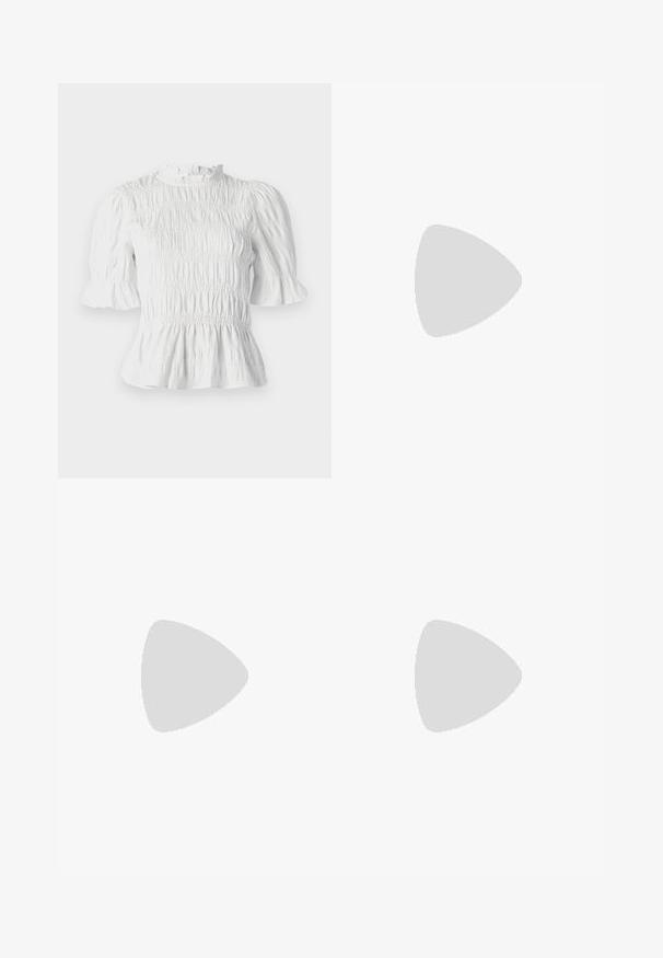 Hvit kortermet bluse med samlet tekstur, volangkrage og bredde på ermene. Har peplum-kant og elastisk midje.; Bredde benbukser i en rik brun stoff. Har knappelukking, to frontlommer, glatt tekstur og rene linjer.; Glinsende burgunder ankelstøvel med en kraftig svart hæl, med en glatt tekstur og enkelt design. Ingen synlige lukkinger eller mønstre.; Brun lær tote veske med en jevn tekstur, åpen toppdesign og to skulderstropper. Har minimal søm og ingen synlige spiker.