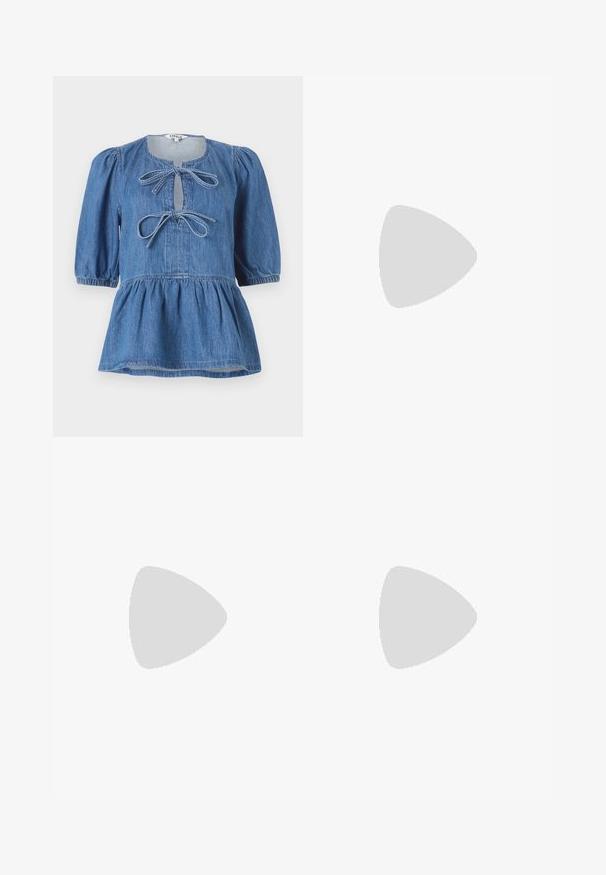 Denim peplum top s krátkymi puff rukávmi, okrúhlym výstrihom s dvoma mašľami a zberaným pásom pre rozšírený siluetu.; Tmavo modré široké nohavice s vysokým pásom, s manžetami, kontrastným šitím a dizajnom s piatimi vreckami. Vyrobené z denimu.; Sandal s úzkym podpätkom a špicatou špičkou v hladkej lesklej hnedej materiáli. Obsahuje zakrivený výrez a štíhly ihlový podpätok. Strieborný prackový detail.; Hnedá kožená kabelka cez telo s zakriveným tvarom, zlatými kovovými doplnkami a akcentom s prackou. Obsahuje odnímateľný ramenný popruh.