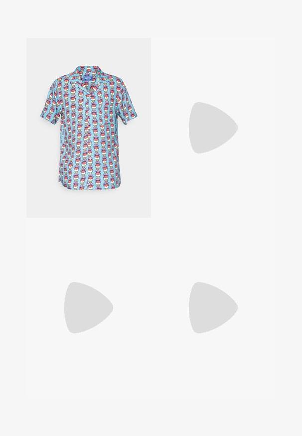 arrels Barcelona CAMP COLLAR SHIRT ECO - Marškiniai - light blue lick me; Tamsiai pilki kelnės, pagamintos iš tekstūruoto audinio, su plokščiu priekiniu pjūviu, klostėmis, tiesiomis kojomis ir diržo kilputėmis. Matomų metalinių detalių ar raštų nėra.; Juodas odinis loaferis su apvaliu nosiu, subtiliomis siuvimo detalėmis ir žemu kulnu, pasižymintis lygia tekstūra ir minimalistiniu dizainu.; Juodas odinis delninukas su tekstūruotu paviršiumi, priekinė užtrauktuko kišenė ir nuimama riešo juosta. Priekyje yra logotipo etiketas. Stačiakampio formos.