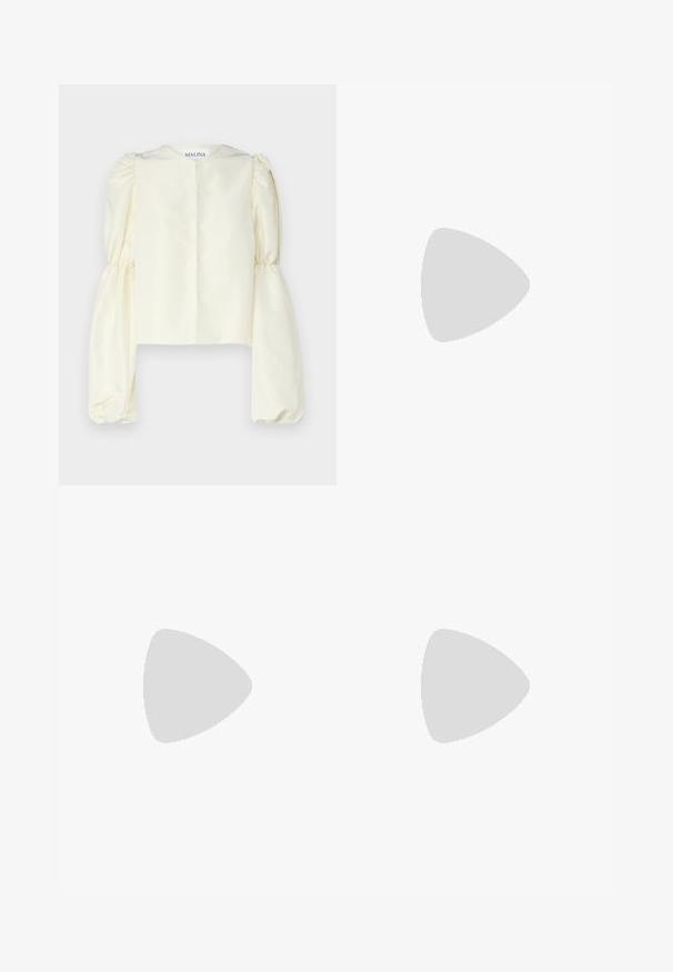 Blouse en satin crème avec un col montant et des manches longues, volantes et froncées. Le design minimaliste se caractérise par une fermeture au dos et sans ornements.; Jean en denim bleu clair avec une coupe droite, taille haute et texture décolorée. Comprend des coutures contrastées, cinq poches et un ourlet brut.; Baskets en toile grise avec semelle en caoutchouc blanche, bande noire et œillets en métal. Présente une forme arrondie, un design basse et un tissu texturé.; Boucles d'oreilles sphériques de couleur dorée avec une surface lisse et réfléchissante. Le design est simple et épuré, créant un look moderne et minimaliste.