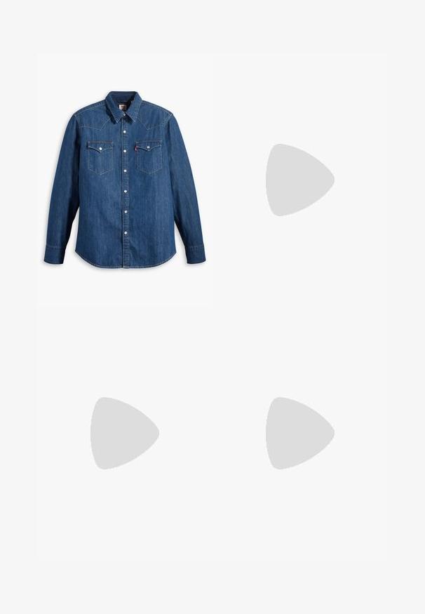 Camicia di jeans blu scuro con maniche lunghe, colletto a punta e bottoni a pressione. Presenta due tasche sul petto con pattina e cuciture a contrasto.; Polo shirt nero a maniche corte con un motivo astratto testurizzato. Il colletto è piatto e leggermente aperto, migliorando il design rilassato.; Shorts in denim azzurro chiaro con taglio classico. Presentano cinque tasche, dettagli di cucitura arancione e orli a taglio vivo.; Mocassini in pelle nera con finitura liscia, punta arrotondata e cuciture decorative sulla tomaia. Tacco basso impilato e leggero lucido.