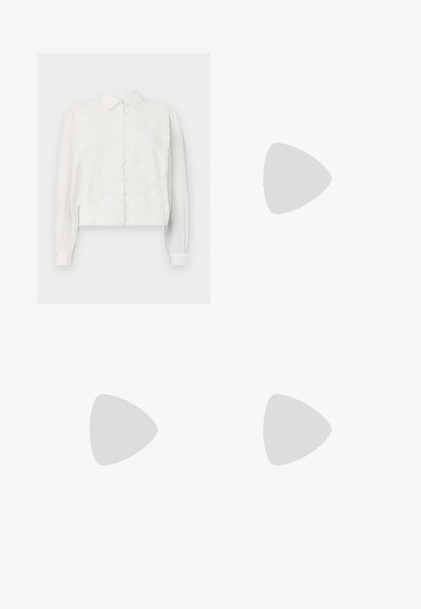 Blusa bianca con colletto, chiusura a bottoni e pannello in pizzo floreale sul davanti. Maniche lunghe con polsini arricciati e bordi ondulati.; Jeans beige a gamba larga realizzati in denim, con vita alta, tasche frontali e un design semplice senza motivi o dettagli.; Mocassini in pelle nera con suola strutturata, caratterizzati da un tacco a blocco leggermente sollevato e una tomaia texturizzata, fissati da una cintura frontale.; Borsa a tracolla nera in ecopelle con forma quadrata, decorata con borchie in tono argentato, manico singolo superiore e tracolla staccabile.