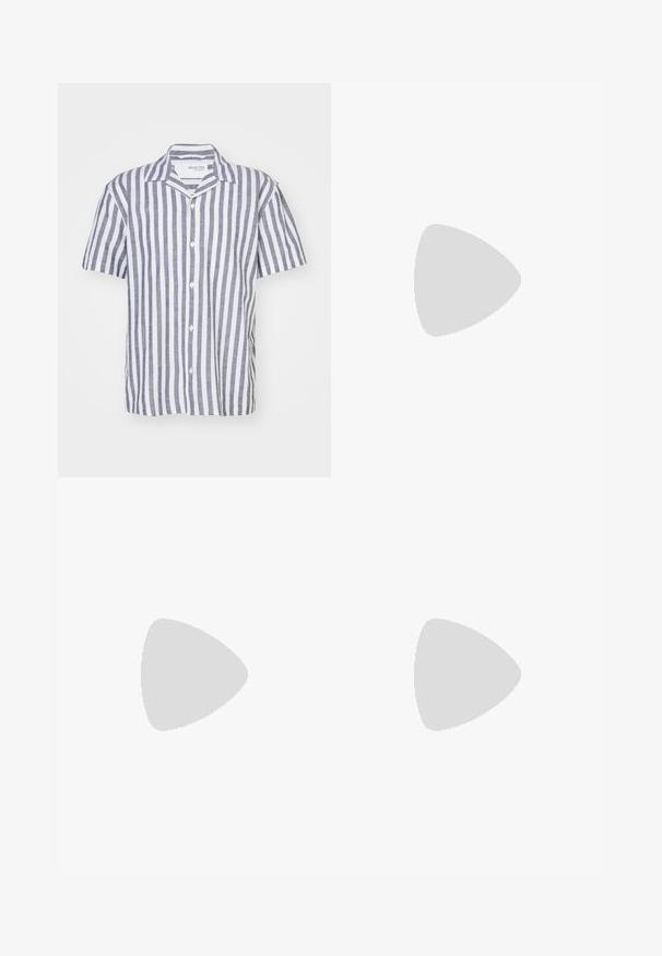 Selected Homme SLHRELAXSUN SHIRT RESORT - Marškiniai - sky captain; Balta medvilninė marškinėlių užsagėlė su trumpomis rankovėmis, apvaliu kaklu, laisva forma ir be matomų logotipų ar raštų. Lygi tekstūra ir minimalus dizainas.; Tamsiai žali, raukšlėti šortai su elastine juosta ir raišteliu. Laisvas kirpimas užtikrina patogumą ir judrumą.; Sportiniai batai su balta odine viršutine dalimi, pilku zomšiniu priekiu ir trimis juodomis juostelėmis. Ant liežuvio yra mėlynas logotipas, o padas pagamintas iš tekstūruoto gumos.; Juoda petnešų rankinė su užtrauktuku pagrindiniame skyriuje, priekinė kišenė, reguliuojama juostele ir matoma logotipo etikete ant uždaromo dangtelio.