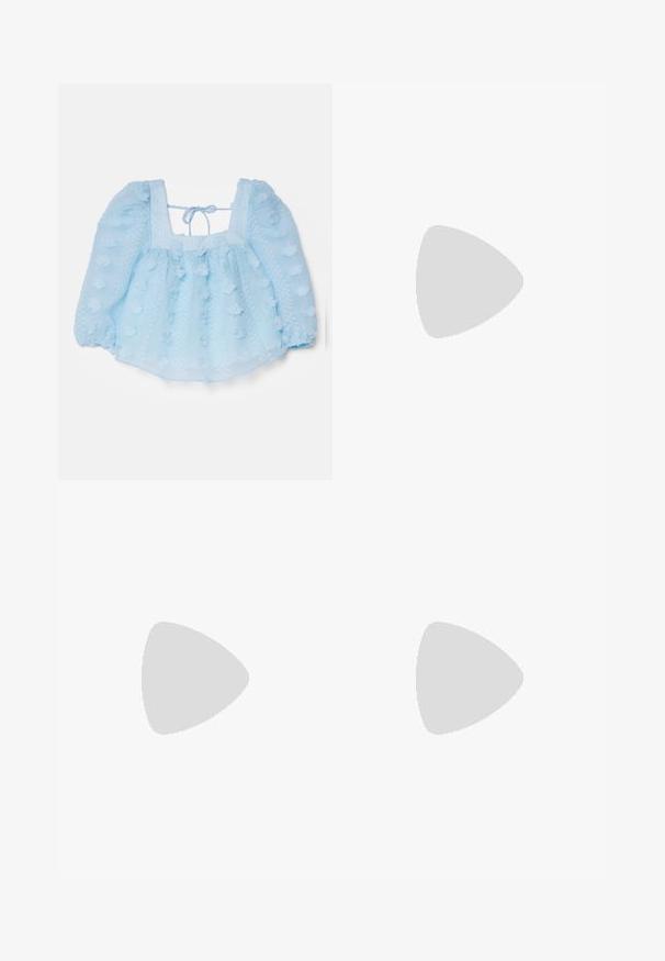 Hofmann Copenhagen WENDA - Bluză - blue sky; Pantaloni scurți negri, până la genunchi, din bumbac, având un croi drept, laur de curea și fără buzunare vizibile. Textură fină și ajustare personalizată.; Mocasini negri din piele cu o talpă groasă, având un accent aurit în față și un finisaj neted. Design cu ștanțare groasă pe talpă.; Plică din piele neagră cu o curea din lanț auriu, având o textură netedă, formă rectangulară și o marcă embosată pe față.