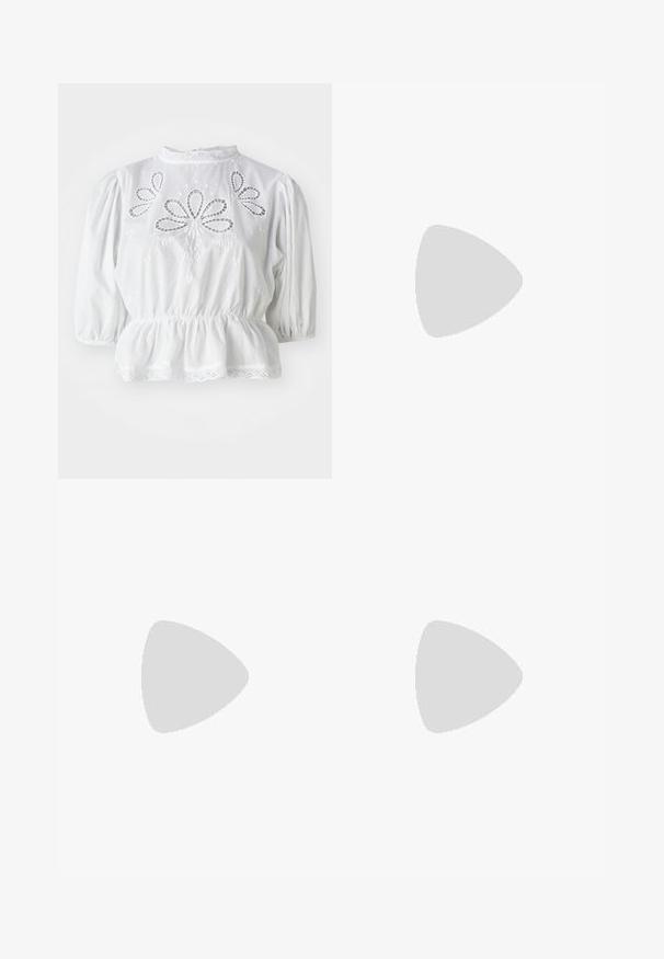 Bijela bluzica s napučenim rukavima, izvezenim izrezima na tijelu, peplum strukom i čipkastim obrubom na izrezu i rubu.; Tamno smeđe kožne hlače ravnog kroja s glatkom površinom i suptilnim šavovima duž prednje strane.; Sjajna burgundska čizma do gležnja s debelim crnim potplatom, koja se odlikuje glatkom teksturom i jednostavnim dizajnom. Nema vidljivih kopčanja ili uzoraka.; Smeđa kožna torba preko ramena s glatkom teksturom, otvorenim vrhom i dvjema naramenicama. Ima minimalne šavove i nema vidljivog hardvera.