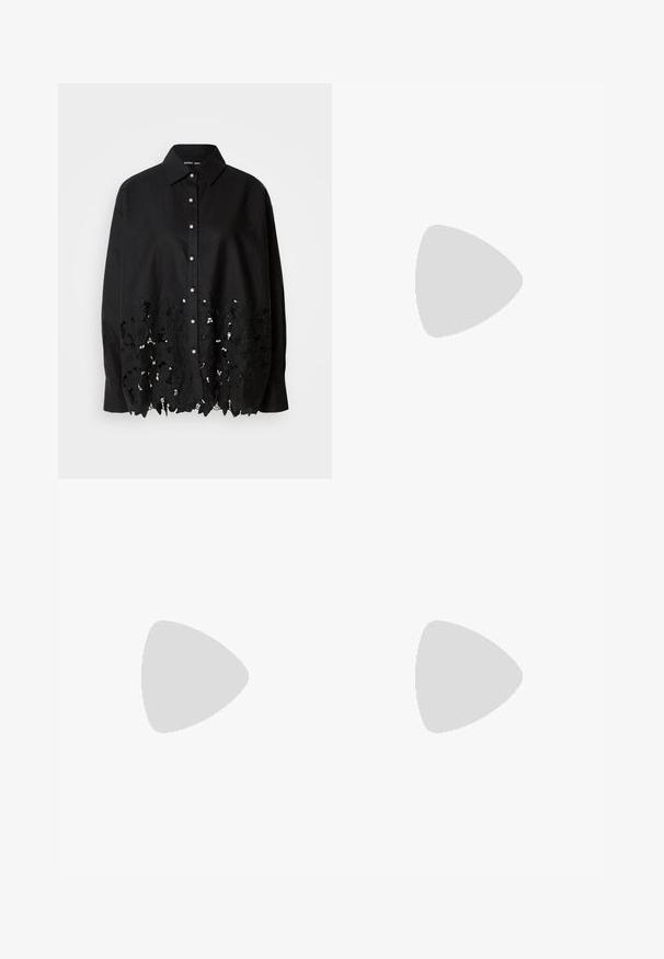 Camisa de algodão preta com gola, fecho frontal por botões e detalhes em rendas florais intrincadas na bainha. Ajuste relaxado com mangas longas.; Calças de couro pretas com uma textura suave, corte reto, cintura elástica e fecho com botão na frente; detalhe plissado e pernas afuniladas.; Botas de tornozelo pretas feitas de couro liso, com fecho lateral, salto grosso texturizado e design de bico arredondado.; Bolsa de couro preta com forma curva, alça destacável e detalhes em dourado. A bolsa possui uma aba com detalhe de fivela.