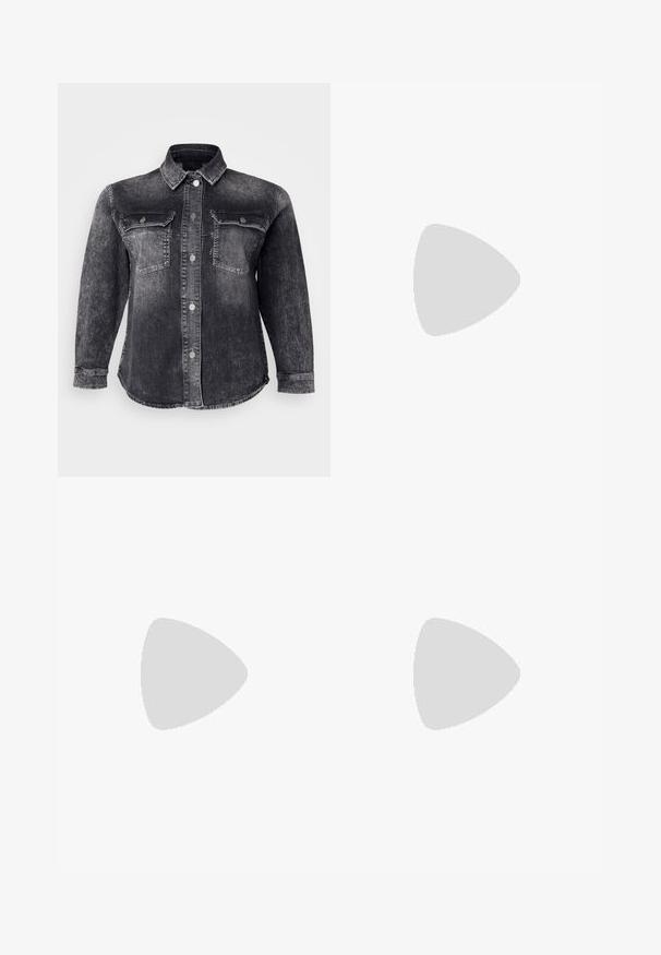 Črna denimska jakna z gumbasto zapiranje spredaj, dvema žepoma na prsih in klasičnim ovratnikom. Tkanina ima zbledel, teksturiran videz.; Široke hlače iz mehkega, raztegljivega materiala v svetlo modri barvi. Imajo ravno pasnico in dva sprednja nabora za dodaten oblikovni detajl.; Črne lakirane slingback pete s koničastim nosom in geometrijsko blokasto peto. Imajo eleganten, minimalističen dizajn in gladko teksturo.; Črna usnjena torbica s ukrivljeno obliko, z odstranljivo naramnico in zlatimi dodatki. Torbica ima pokrov s podrobnostmi v obliki zaponke.