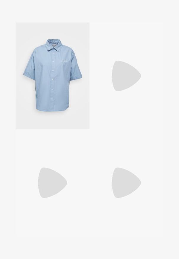 Carhartt WIP JAXON - Užsagstoma palaidinė - frosted blue/wax; Du kamščių be rankovių juodos ir baltos spalvų, pagaminti iš banguoto medvilnės, su apvaliais kaklo iškirpimais ir priglundančiu siluetu. Matomi etiketės abiejuose.; Mėlyni sportiniai šortai su raišteliu talijoje, Nike prekių ženklu ant juosmens, platūs džinsai ir minkšta, tekstūruota medžiaga.; Juodos zomšinės sportbačiai su baltais raišteliais, turintys išryškintą baltą šoninės juostą ir juodą guminį padą, demonstruojantys kontrastingus siuvinėjimo detalės.