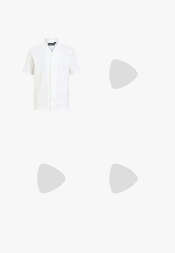 Chemise blanche à manches courtes en tissu doux, avec un col à revers, six boutons sur le devant et une coupe décontractée.; Pantalons de jogging navy avec une taille élastique et un cordon de serrage. Fabriqués dans un matériau lisse, avec des jambes effilées et sans poches visibles.; Chaussure noire à enfiler avec un bout arrondi, dotée d'un dessus texturé, d'une semelle blanche lisse et d'un détail de marque subtil sur le côté.; BOSS Lunettes de soleil - black