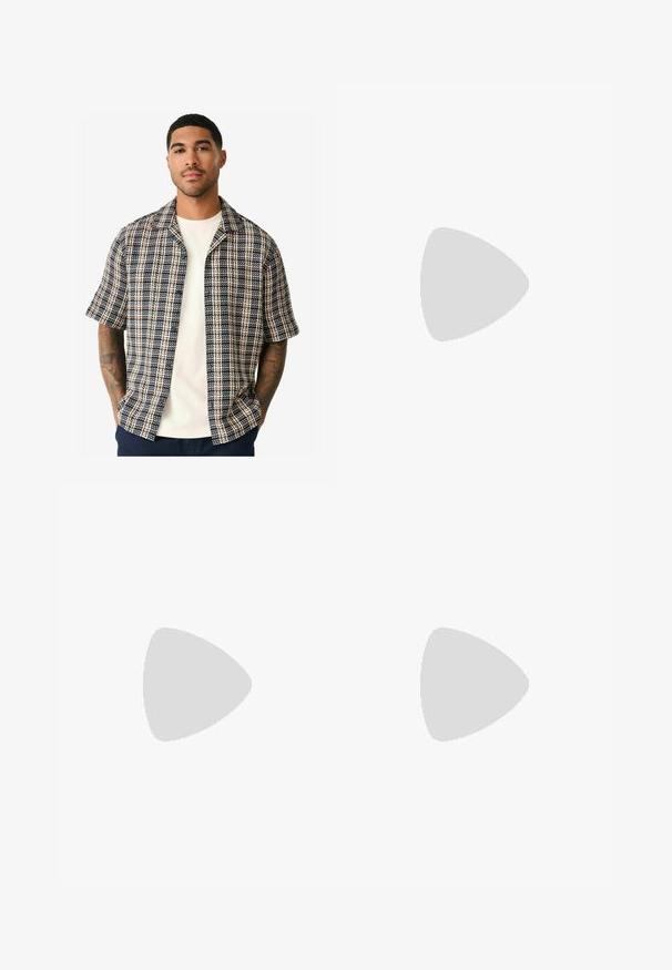 Kortærmet skjorte med et marineblåt, cremefarvet og rustfarvet plaidmønster, lavet af vævet stof med en afslappet pasform og åben krave.; Hvid bomulds t-shirt med en afslappet pasform, der har fed sort grafisk tekst, der dækker forsiden. Kortærmet og med rund hals.; Mørkeblå denim jeans med afslappet pasform, fem-lomme design, knaplukning og en let slidset kant. Holdbart materiale med subtil tekstur.; Hvid sneaker med en glat syntetisk overdel, rund tå, flade snørebånd, struktureret sål og et lagdelt platformsdesign for ekstra højde.