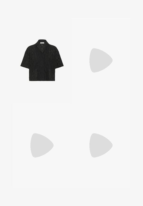 Chemise noire à manches courtes avec un design en dentelle géométrique texturée, col à encoches et coupe ample qui favorise la respirabilité.; Jupe crayon beige avec une surface texturée, présentant un motif de vagues subtil. Longueur genou et fabriquée à partir d'un tissu léger.; Sandales plates noires avec une sangle en mesh, une fine boucle pour les orteils et une boucle ajustable à la cheville. Caractérisées par un design épuré et minimaliste avec des accents brillants.; Sac en paille tissé naturel avec une surface texturée, un grand dessus ouvert, une forme courbée et une anse en cuir foncé. Présente un accent noir à la base.