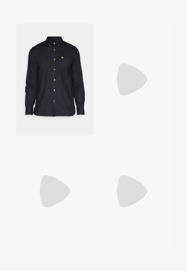 Lyle & Scott PLAIN SHIRT - Hemd - saddle; Schwarze, taillierte Hose mit geradem Schnitt, aus glattem Stoff gefertigt. Verfügt über Gürtelschlaufen und eine Bügelfalte an der Vorderseite.; Weiße Leder-Sneaker mit glatter Oberfläche, rundem Zehenbereich, flachen Schnürsenkeln und strukturiertem Schuhsohlen. Graues Wildleder-Detail an der Ferse.; Klarer Kunststoff-Sonnenbrillen mit rechteckigen braunen Gläsern, ausgestattet mit dünnen, transparenten Bügeln und Metallakzenten an den Schläfen.