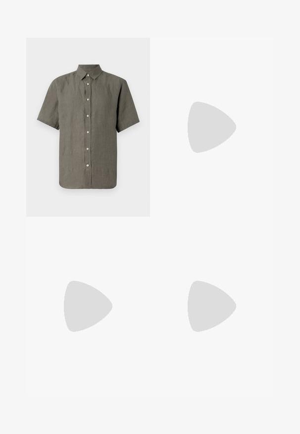 Camisa de manga corta abotonada en lino gris oscuro, con un cuello clásico y una fila de botones claros en la parte delantera. Textura suave en toda la prenda.; Pantalones marrones de cintura alta hechos de una tela texturizada. Presentan piernas anchas y dos pliegues frontales para dar estructura. Acabado limpio sin hardware visible.; Mocasines de cuero negro con una textura suave, puntera redondeada y una tira decorativa en el empeine. Tacón bajo apilado, diseño minimalista.; Gafas de sol rectangulares negras con lentes oscuros, marco de plástico grueso, acentos dorados en las patillas y logotipo de la marca grabado en el brazo.