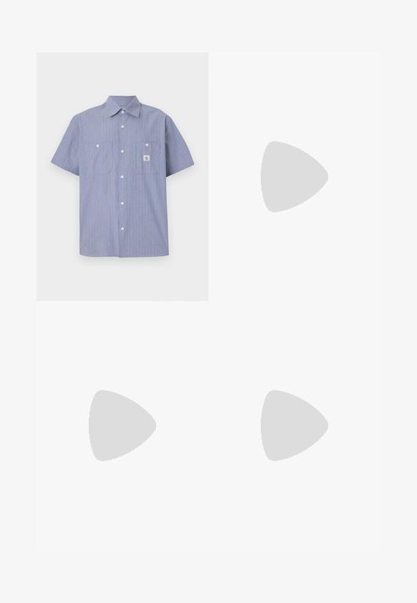 Kortermet skjorte med knapper i lys blå med hvite og oransje vertikale striper, med to brystlommer og et merketikett.; Hvit bomulls T-skjorte med korte ermer og rund hals. Har en svart "Carhartt" logo trykt på den øvre venstre brystområdet.; Sorte, joggebukser med elastisk liv, løs passform, mansjetter på ankler, glatt tekstur og uten synlige mønstre eller hardware-detaljer.; Nike Air Max 90 sko i beige og svart, med mesh- og lærematerialer, synlig demping og svarte snører.