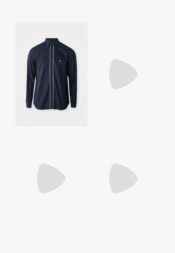 Maglietta a maniche lunghe blu navy in cotone con colletto classico, caratterizzata da bordature bianche lungo la parte frontale e un piccolo logo sul lato sinistro del petto.; Jeans in denim blu scuro con vestibilità slim, caratterizzati da schizzi di vernice, cuciture visibili e design classico a cinque tasche. Taglio dritto.; Sneaker in pelle bianca con una finitura liscia, punta rotonda, lacci piatti e suola testurizzata. Presenta un logo discreto sul tallone.; Occhiali da sole neri rotondi con lenti scure e sottili bracci in metallo. Include punte trasparenti e accenti argentati alla cerniera. Design minimalista.