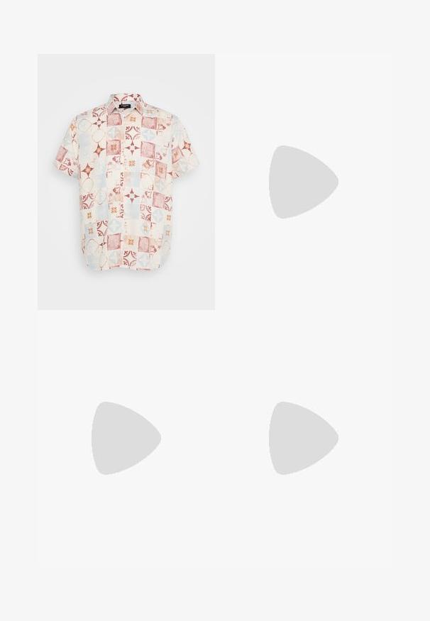 Chemise à manches courtes boutonnée en tissu léger avec un design en patchwork comportant des motifs géométriques rouges, bleus et crème.; T-shirt en coton beige clair à manches courtes, col rond, avec un logo imprimé qui indique "ORIGINALS ÉTABLI EN 1900" sur la poitrine.; Shorts en denim beige à taille haute, avec des jambes larges, un ourlet effiloché, poches avant et arrière, et accessoires en métal de couleur cuivrée.; Baskets au style rétro avec du suède blanc et beige, des accents noirs, des lacets blancs et le logo "Jack & Jones EST. 1990" sur le côté.