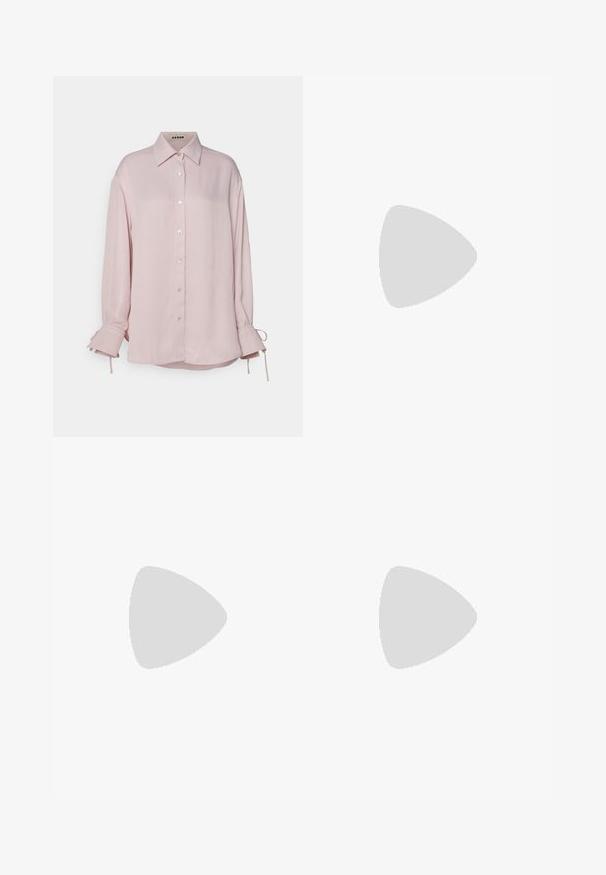 Camicia lunghe maniche rosa chiaro realizzata in tessuto morbido, con chiusura a bottoni e dettagli a lacci sui polsini. Design del colletto classico.; Gonna avvolgente grigio scuro realizzata in tessuto texturizzato, con chiusura a pulsante sul lato sinistro e orlo asimmetrico.; Pantofole da balletto nere in pelle con punta arrotondata, texture liscia, dettagli di cucitura minimi e design con suola flessibile.; Occhiali da sole neri con lenti ovali, montatura in plastica lucida e stecche sottili. Presentano il logo Ray-Ban in bianco sul lato.