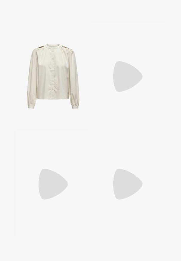 Langærmet bluse i creme med subtile lodrette striber, rund halsudskæring, knaplukning og blomstermotiver på skuldrene. Blødt stof.; En kortærmet, knælang kjole med et geometrisk mønster i marineblå og cremefarvet, med knapper og krave. Letvægtsstof.; Hvide læder Mary Jane flade sko med spids tå, sidelukning og lav sort hæl. Glat overflade og minimalistisk design.; Sort læder tote taske med to lange håndtag, en glat tekstur og en struktureret form. Har en forlommem for ekstra opbevaring.; Sølvøreringe med et minimalistisk design. Cirkulær form, glat tekstur og tynd profil. Letvægtige med en poleret overflade.