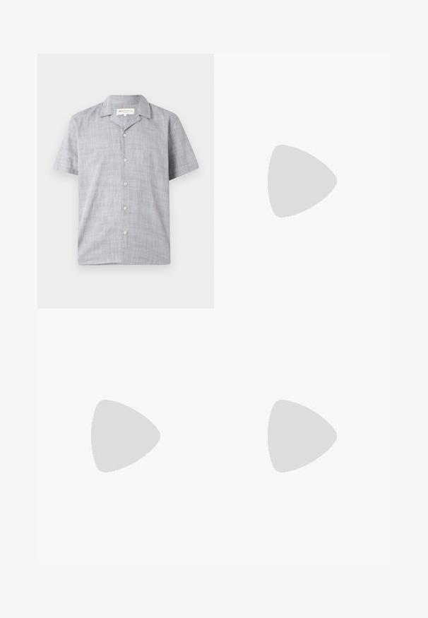 Chemise à manches courtes de couleur gris clair, en tissu texturé. Dotée d'un col, de six boutons et d'une coupe décontractée.; Pantalon en lin beige clair, avec une taille élastique dotée d'un cordon de serrage, un design large et des poches latérales. Texture lisse.; Mocassin en cuir bordeaux avec un bout arrondi, des détails cousus et un petit accent décoratif sur le devant. Semelle plate contrastante.; Lunettes de soleil Wayfarer avec monture en plastique écaille noire, verres verts et logo Ray-Ban argenté sur la branche.
