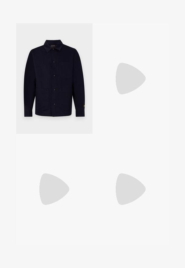 Giacca blu navy con bottoni, realizzata in cotone, con colletto corto, due tasche anteriori e un piccolo logo giallo sul maniche.; Pantaloni neri su misura con una vestibilità dritta, realizzati in tessuto liscio. Presentano passanti per cintura e dettagli di piega lungo la parte anteriore.; Sneaker bianche in pelle con finitura liscia, punta arrotondata, lacci piatti e suola texturizzata. Accento in suede grigio sul tallone.; Occhiali da sole trasparenti in plastica con lenti rettangolari marroni, dotati di sottili aste trasparenti e dettagli in metallo sulle tempie.