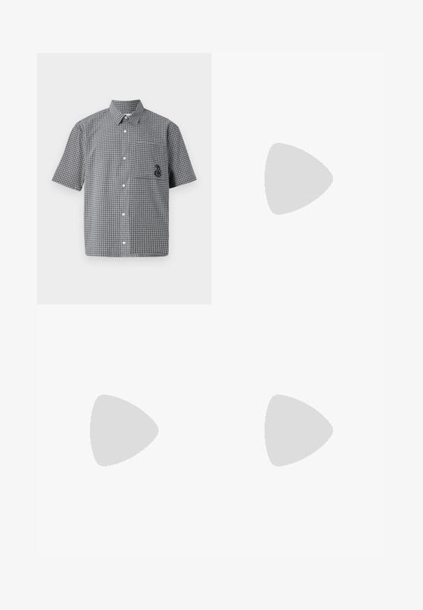 Camicia a maniche corte con bottoni, in un motivo a scacchi bianco e nero, dotata di taschino sul petto e dettaglio del cavalluccio marino ricamato. Realizzata in cotone.; Polo shirt nero a maniche corte con un motivo astratto testurizzato. Il colletto è piatto e leggermente aperto, migliorando il design rilassato.; Shorts in denim azzurro chiaro con taglio classico. Presentano cinque tasche, dettagli di cucitura arancione e orli a taglio vivo.; Mocassini in pelle nera con finitura liscia, punta arrotondata e cuciture decorative sulla tomaia. Tacco basso impilato e leggero lucido.