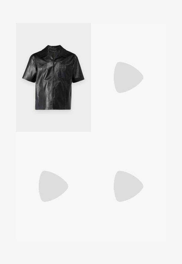 STUDIO ID EZRA  - Overhemd - black; Witte katoenen T-shirt met de tekst "Billionaire Boys Club" in een gradientontwerp. Korte mouwen en een ronde hals.; Zwarte denim jeans met een losse pasvorm, hoge taille, vijf zakken en een opvallende knoopsluiting. Heeft subtiele vervaging en een recht gesneden ontwerp.; Zwarte leren instappers met een gladde textuur, ronde neus en een decoratieve band over de wreef. Lage, gestapelde hak en minimalistisch ontwerp.