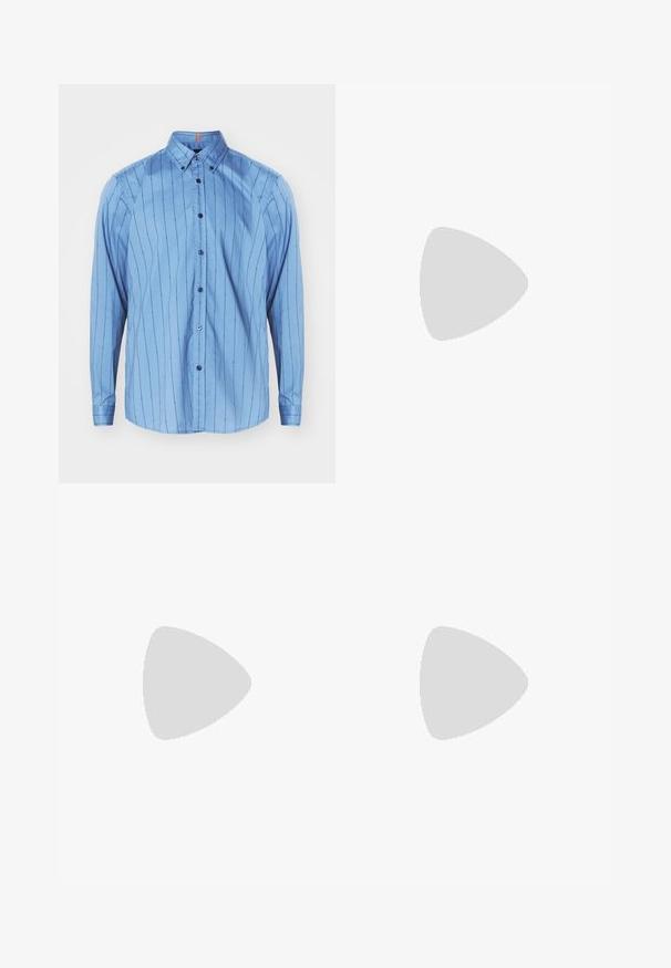 Camicia in cotone blu con bottoni, maniche lunghe, righe verticali, dettagli con bottoni e colletto. Presenta un piccolo accento arancione all'interno del colletto.; Maglietta sportiva verde chiaro con una texture liscia. Include un piccolo logo e dettagli di orlo cuciti, adatta per l'abbigliamento casual o per l'esercizio.; Jeans in denim azzurro chiaro con taglio diritto, cinque tasche e chiusura a bottoni e cerniera visibile. Texture liscia con leggero sbiancamento.; Scarpa da corsa nera con una tomaia testurizzata, dettagli in rete e un sistema di lacci sicuro. Presenta una suola in gomma prominente per una buona aderenza.