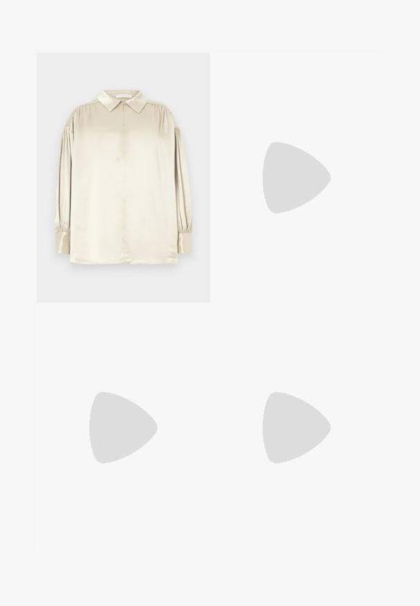 Blusa de satén beige de manga larga con cuello puntiagudo, puños con botones y sutiles recogidos en los hombros, extendida y plana.; Pantalones de pierna ancha negros, confeccionados en una tela suave, con una cintura alta, pliegues y un diseño ajustado. Accesorios sencillos en negro en la cintura.; Mules negros de cuero sin hebillas con punta afilada, textura recogida y un pequeño tacón de gato. Presentan un detalle de cordón en la abertura.; Pendientes colgantes de oro y plata con una forma alargada y curvada. Acabado brillante con una textura suave y diseño minimalista.