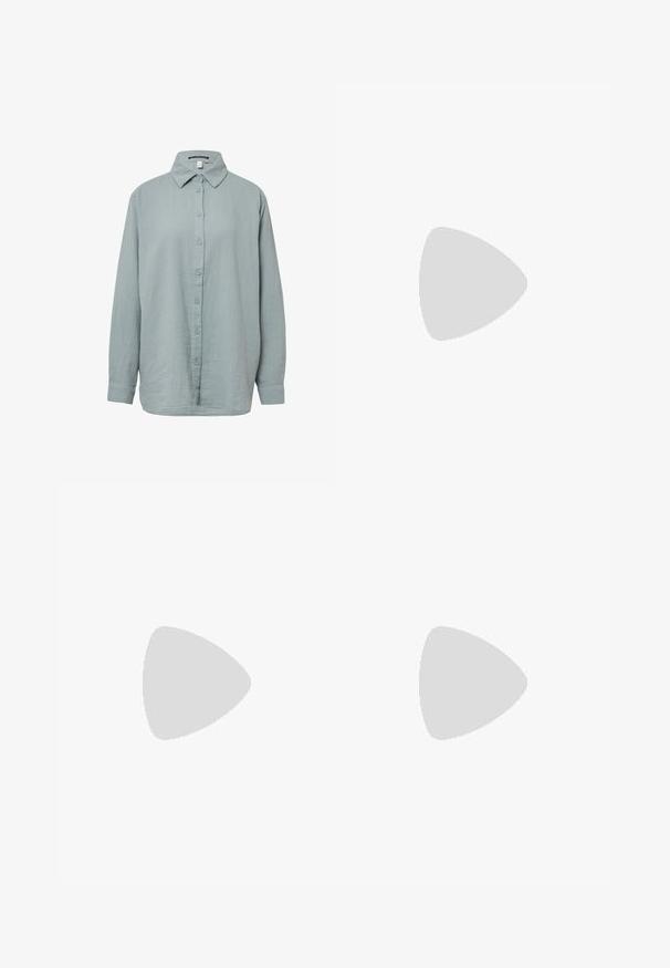 Camicia azzurro chiaro a maniche lunghe con bottoni. Realizzata in tessuto morbido e testurizzato, con colletto standard, presenta una chiusura frontale con bottoni e maniche con polsini.; Pantaloni ampi marroni con una texture liscia, caratterizzati da una vita alta e pieghe frontali. Il tessuto è leggero e scorre liberamente.; Sandal in pelle marrone con cinturini incrociati, chiusura con cinturino alla caviglia e suola piatta con dettagli di cucitura minimi.; Borsa tote in pelle marrone con texture liscia, design con apertura superiore e due spallacci. Presenta cuciture minime e nessun hardware visibile.