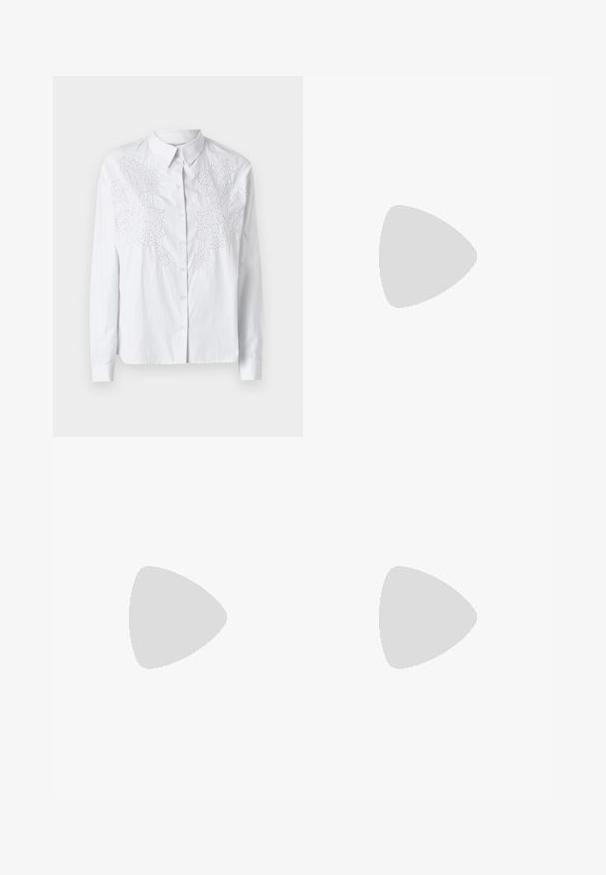 Camicia bianca con bottoni e maniche lunghe, caratterizzata da intricati ricami bianchi sul davanti. Tessuto leggero e morbido.; Jeans a gamba larga in denim blu scuro. Presentano cinque tasche, passanti per cintura e un orlo grezzo in fondo con dettagli di cucitura visibili.; Décolleté in vernice nera con punta affusolata e tacco in geometria cubica. Presentano un design elegante e minimalista, con una texture liscia.; Borsa a tracolla nera in pelle con una texture liscia e tracolla regolabile, abbinata a jeans ampi sbiaditi e sneakers sportive.