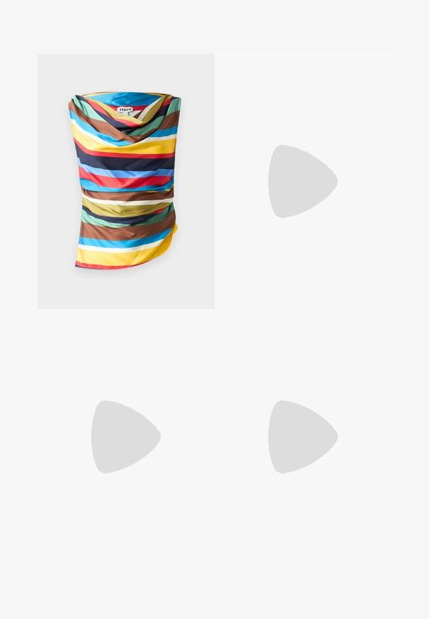 Eșarfă multicoloră cu dungi orizontale îndrăznețe în nuanțe de albastru, roșu, galben, brun și verde. Material neted cu un design căzut.; Pantaloni roșii cu picioare largi, realizați dintr-un material ușor, având dungi albe pe laterale și un elastic la talie cu șnur.; Sandala flip-flop din cauciuc negru, cu un bretele texturat și o talpă simplă și plată, prezentată din lateral pe un fundal simplu și deschis.; Ochelari de soare negri, cu lentile ovale, cadru din plastic lucios și brațe subțiri. Prezentă logo-ul Ray-Ban în alb pe lateral.