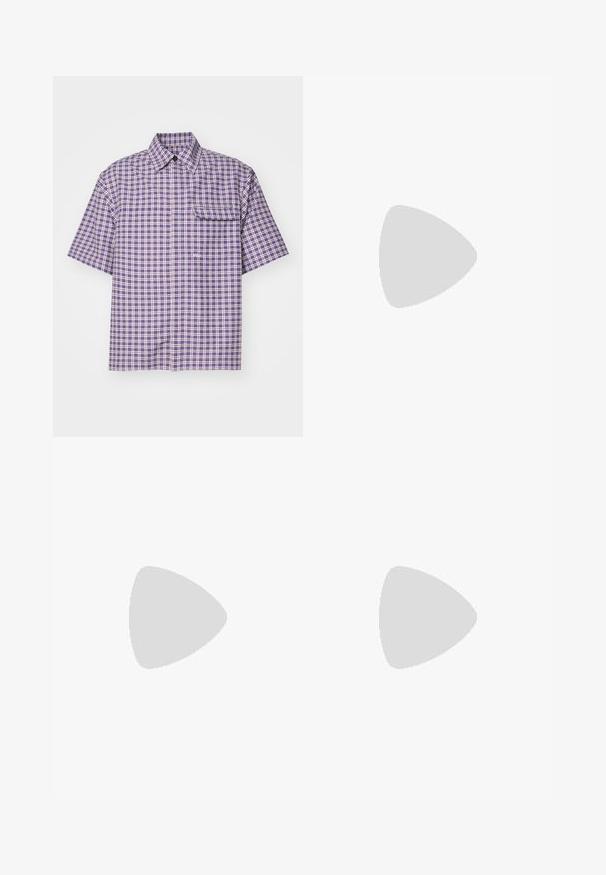 Camisa de manga corta en un patrón de cuadros morados y blancos, con un collar en punta y un bolsillo en el pecho. Fabricada con un tejido ligero.; Pantalones anchos blancos de algodón, con una alta cintura, cinco bolsillos y cierre de botón metálico. Textura suave con un diseño minimalista.; Zapatilla de cuero blanca con patrón en relieve, mediopie blanca texturizada y acento negro en el talón. Presenta punta redondeada y cordones planos.; Gafas de sol negras con montura octogonal, lentes oscuros, acabado brillante, varillas delgadas y acentos dorados en la parte frontal.